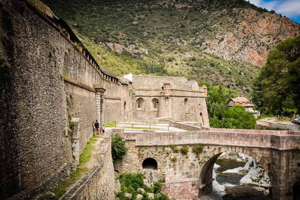 Les Maisons Du Conflent, Maisons Familiales En Pierre Au Coeur Des Remparts Вильфранш-де-Конфлан Экстерьер фото